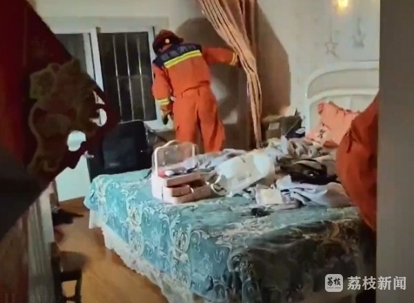 通弘网 宠物蛇“越狱”出逃 消防员半夜上门抓捕