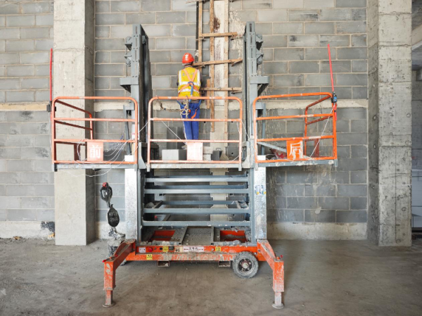 万生优配 科技赋能建筑施工——砌筑升降车筑牢二次结构安全防线